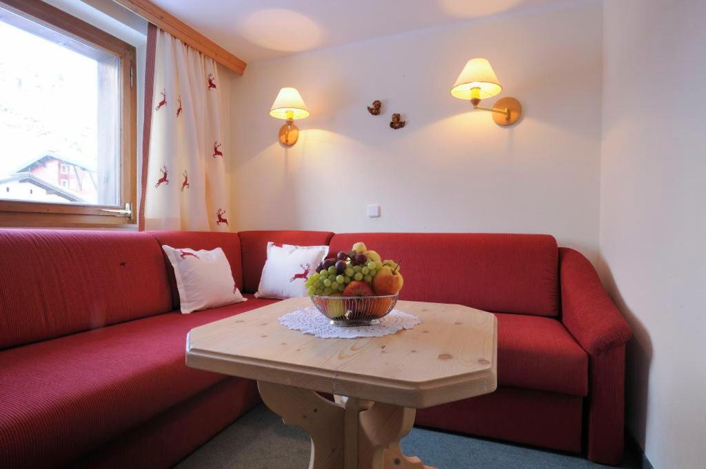 Haus Kueng Bed & Breakfast Zuers Exterior photo