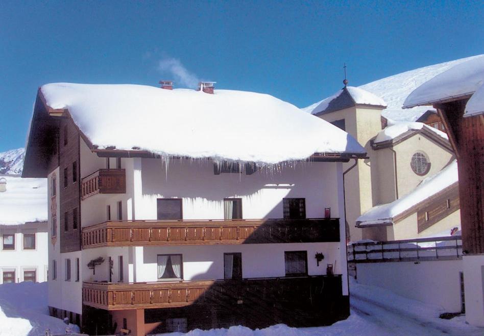 Haus Kueng Bed & Breakfast Zuers Exterior photo
