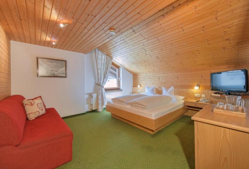 Haus Kueng Bed & Breakfast Zuers Exterior photo